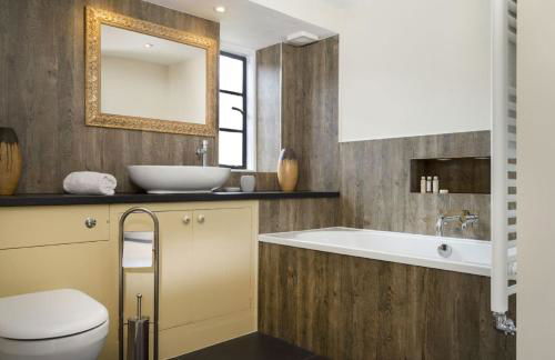 Broad Meadows Farmhouse 12 Guests - Photo 28