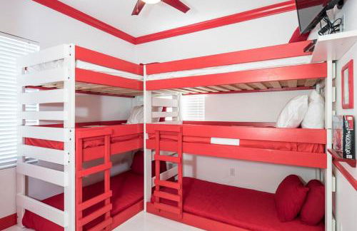 Lakefront Mansion on 10 Acres - Sleeps 15-45 - Foto 32