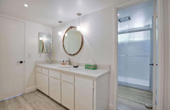 Serene Coastal Home Sleeps 8 1 Mile From Beach! - Foto 17