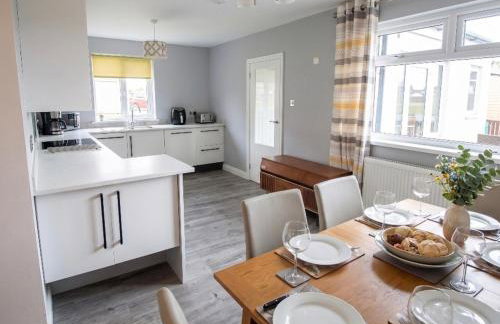3 Bed House - Sleeps 6 - Parking - Pets - Garden - Foto 6