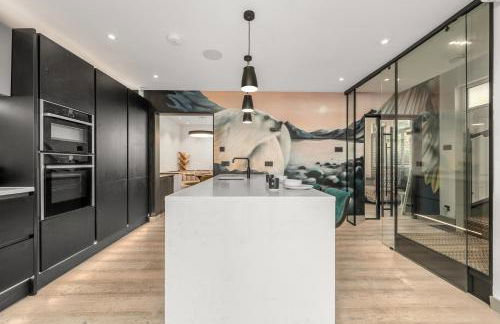 West Didsbury Retreat l Cinema l Sleeps 8 - Photo 2