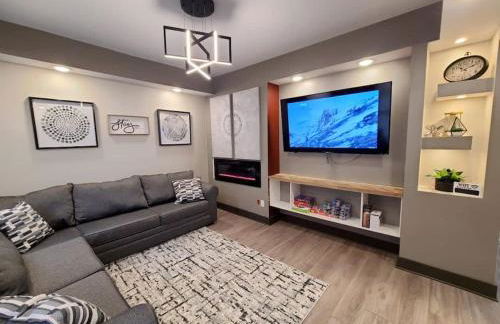 King Bed In Main Floor - Downtown Vacation Rental - Foto 48