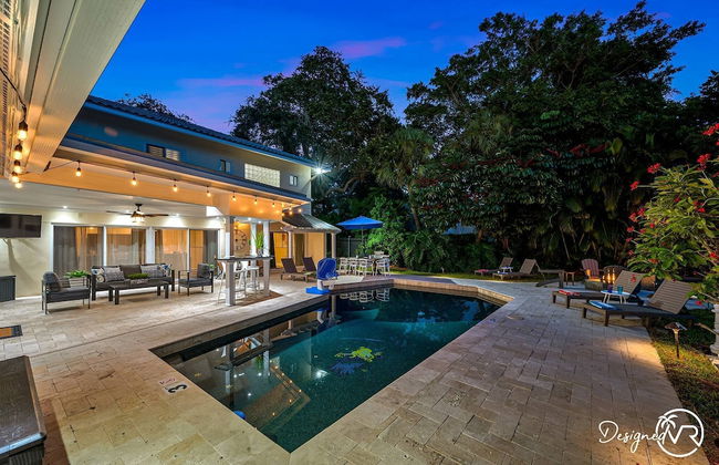 8BR Villa with Heated Pool Near Beach - Foto 63