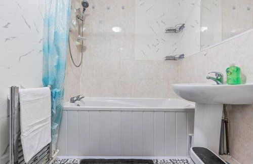 #99 Quirky and Stylish 3-Bedroom - Close to Drayton Manor Theme Park - Sleeps 6 - "Perfect for contractors and Families - Free parking" - Photo 29