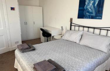 Spacious 2 bedroom flat nearby train and bus station - Foto 5