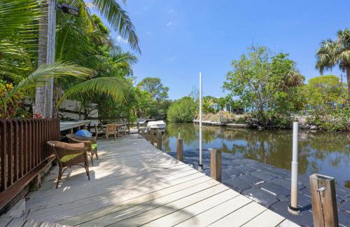 Gulf Access Waterfront Oasis with Heated Pool! Near Beach & Mercato! - Foto 29