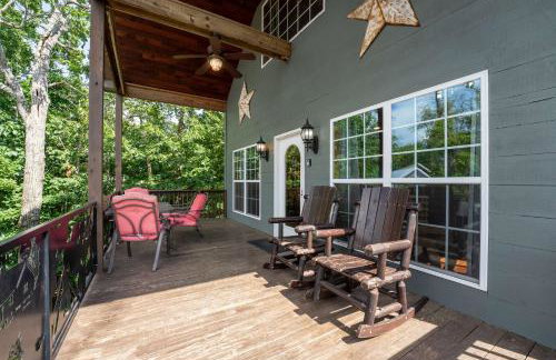 Cloud 9 Cabin with an indoor pool hot tub & fire pit - Foto 28