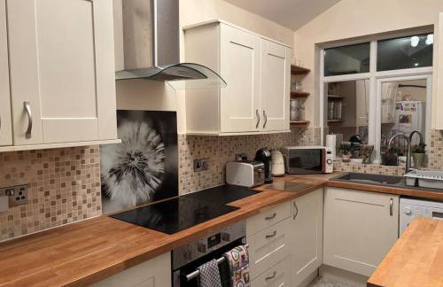 Entire House, Parking, Facilities, sleeps up to 6, suitable for contractors, families or NHS - Foto 7