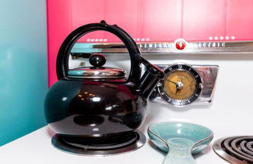 Mid-Century Modern Themed Home with Outdoor Hot Tub - Foto 49