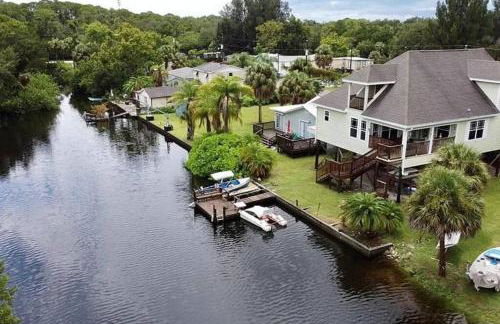 4BR Private Dock, Warm Spring Canal, Kayaks, Canoe - Photo 5