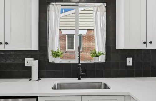 Cozy 2BR Retreat with Backyard Lounge - Foto 12