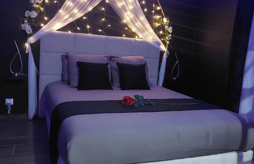 LA NUIT DES SECRETS Love Room 4 étoiles avec Jacuzzi et Sauna - Foto 10