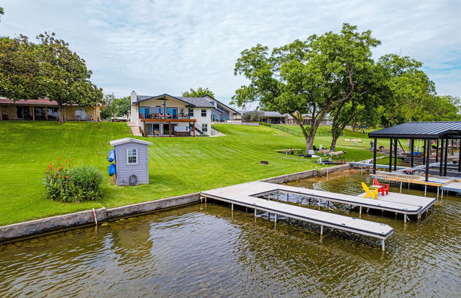 Waterfront 5 BR w/ Hot Tub Sleeps 13! - Foto 42