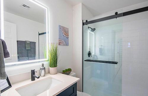 Family-Friendly Stay , Tennis & Basketball Courts, King Beds & Parking- H2167 - Foto 28