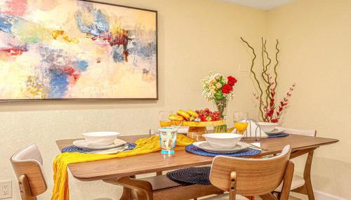 Tropical escape with fire pit near airport & stadium - Foto 4