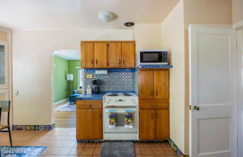 Cozy 2BR Home Near UNR with Large Deck & Parking - Foto 22