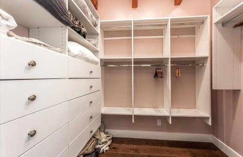 Hot Tub and Scenic Views at The Bailey Lodge - Foto 38