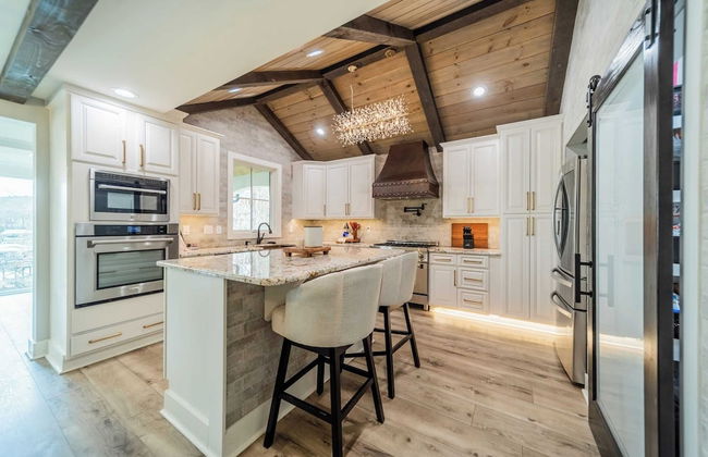 Take it to the Bank! by Avantstay New Pool + Hot Tub Sleeps 16 - Foto 5