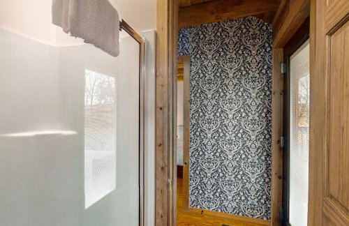 Modern Log Cabin with Vineyard Views - Foto 29