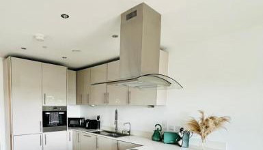 Modern 2Bed 2Bath Maidstone Apt - Parking, WiFi, Balcony - Perfect Long Stay - Foto 4, stove