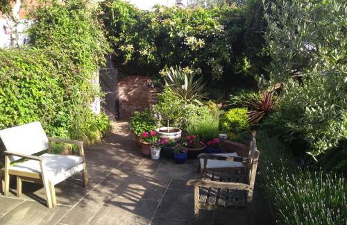 Beautiful Victorian Home on Peaceful Green Square - Foto 31