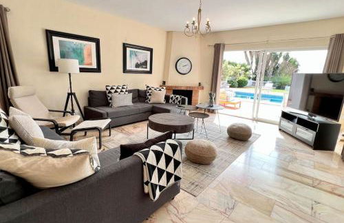 Beautiful Villa With Pool Scenic Views Sleeps 8 - Photo 19