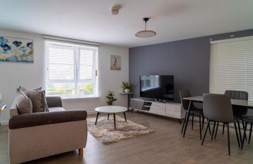 Two Bedroom En-Suite Modern Apartment Urquhart Road , Beach Area -Free Parking - Photo 13