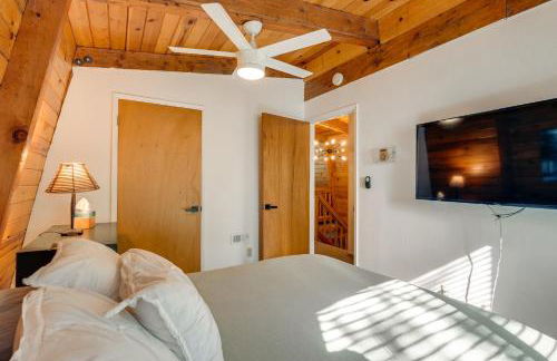 Charming Pinecrest Cabin with Private Deck - Foto 24