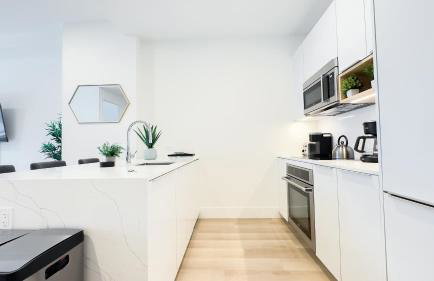 Stylish 3BR Luxury Retreat in the Heart of FiDi - Photo 7