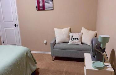 Cheerful 3 Bdrm space, 2 bath!. You gotta love it! - Photo 25