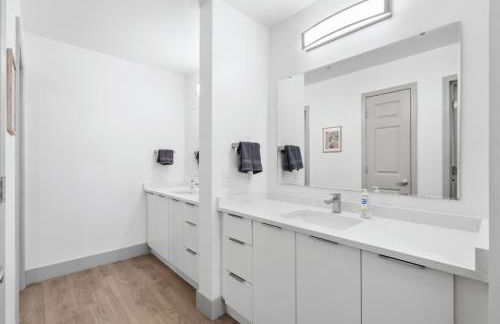 Uptown Luxury - Top Floor King Suite, Free Parking - Foto 29