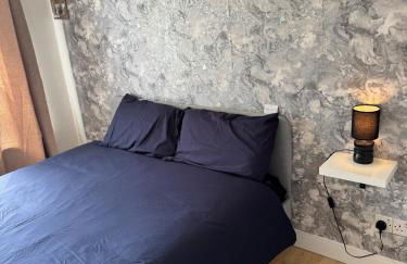 Newly decorated lovely three bedroom flat - Photo 8