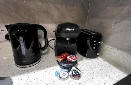 Town Centre Modern 1 Bedroom self-contained Apartment - Photo 9