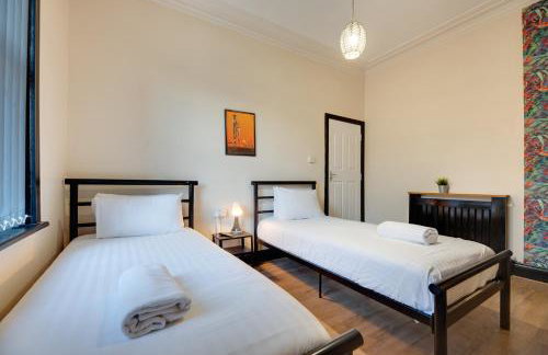 Newcastle CITY APT35,FREE STREET PARKING,4 BEDROOM HOUSE,8 SINGLE BEDS,FULL KITCHEN,ALL ROOMS WITH TVs,NETFLIX - Photo 30