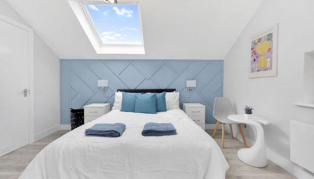 Stylish 4-bed Apartment - Parking & Central Links - Foto 5, Habitación