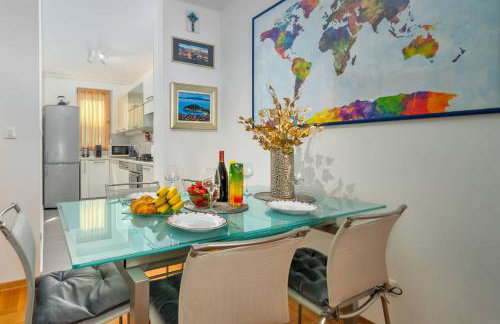 Cityscape Comfort Apartment With Garage - Happy Rentals - Photo 14