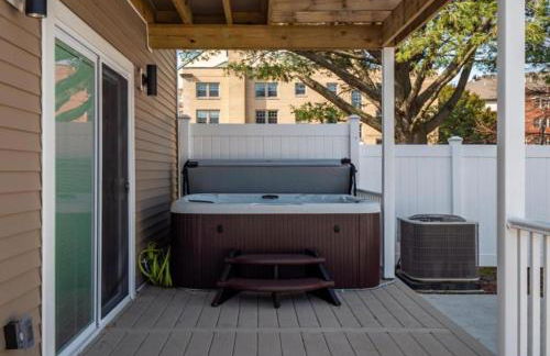 Hot Tub N64 Mins to Downtown Sleeps 8 - Foto 30