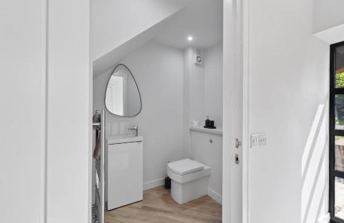 FLOUR MILL HOUSE at PITKERRO MILL, 4 double bedrooms, TVs, 3 en-suite, separate shower, wc, fully equipped kitchen, games room, large family lounge, private parking, WiFi, private garden and courtyard, long stay rates available through Honeycomb Hosts - Foto 19