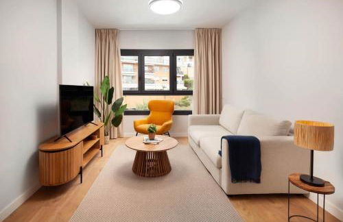 Your Sunny Retreat! Modern apt steps to the beach - Foto 1