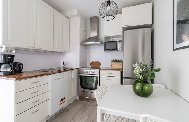 Spacious Downtown Apt with Balcony that Hosts 10 - Foto 9