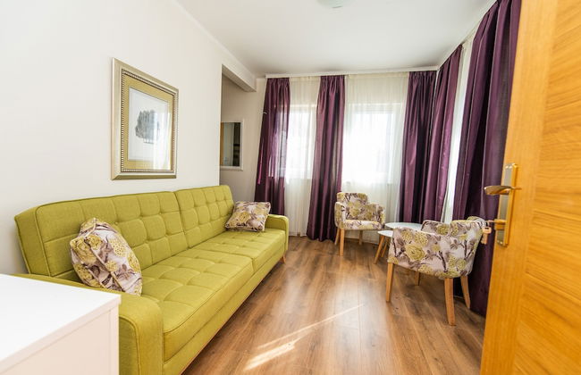 Luxury Green Oasis Villa With Pool! - Photo 4