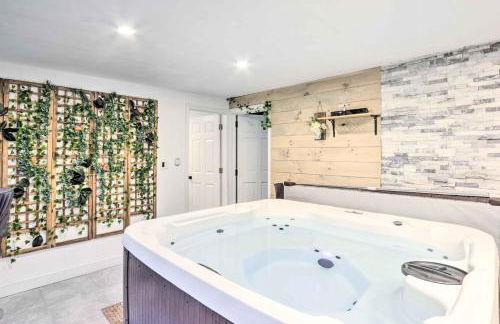 Upscale Waterbury Retreat with Indoor Hot Tub! - Foto 13