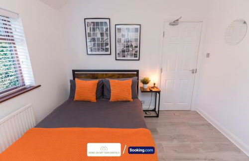 Award-Winning Four Bedrooms House, Parking, WiFi By Derby Short Term Rental Short Lets & Serviced Accommodation Derby - Foto 4