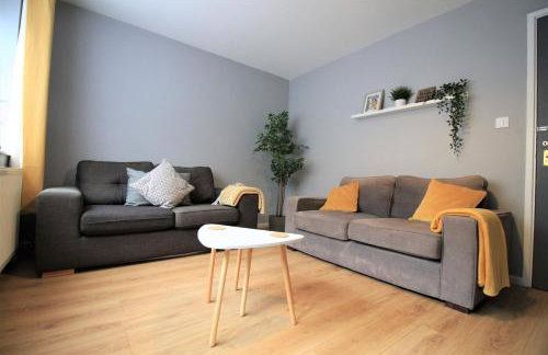 H21 -3 bed Close to Town Drive Parking 2 toilets Contractor Digs - Photo 16