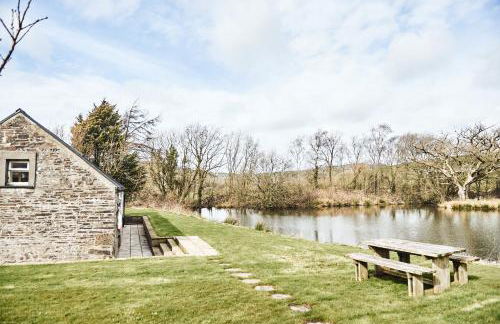 Penuwch Boathouse, Waterside Cottage with indoor Pool, Sauna & Parking - Photo 8