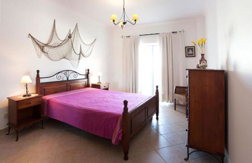 Os Apartamentos A Ramos na Praia da Galé Estão inserido em Condomínio com PISCINA, Fica apenas a 350 Metros da Praia da Galé - Apartamentos com Ar Condicionado tanto nos Quartos como na Sala, Smart TV com Prime Vídeo e Cozinha Completa - Foto 52