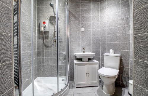 Beautiful 2 Bed House, Central spot with free parking - Foto 3