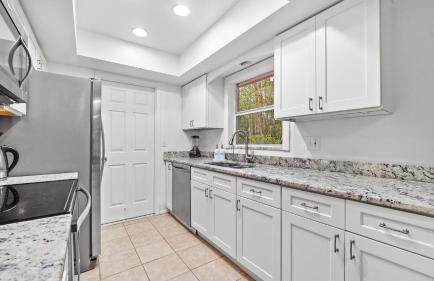 Sunny 3BR Oasis with Water View and Beach Gear Near Siesta - Foto 10