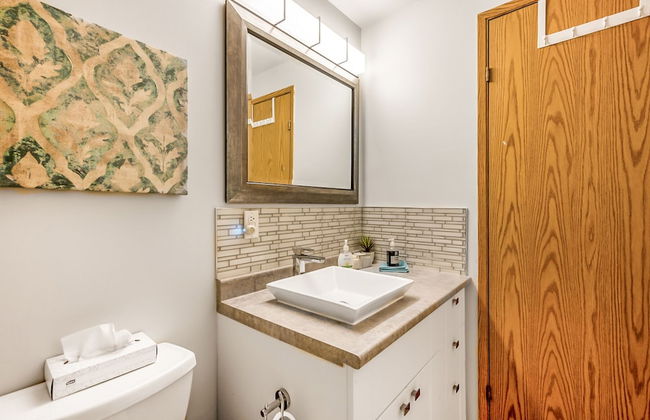 Lakeside Condo w Large Outdoor Space - Photo 10