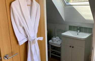 Grove View Studio Apartment - Photo 9